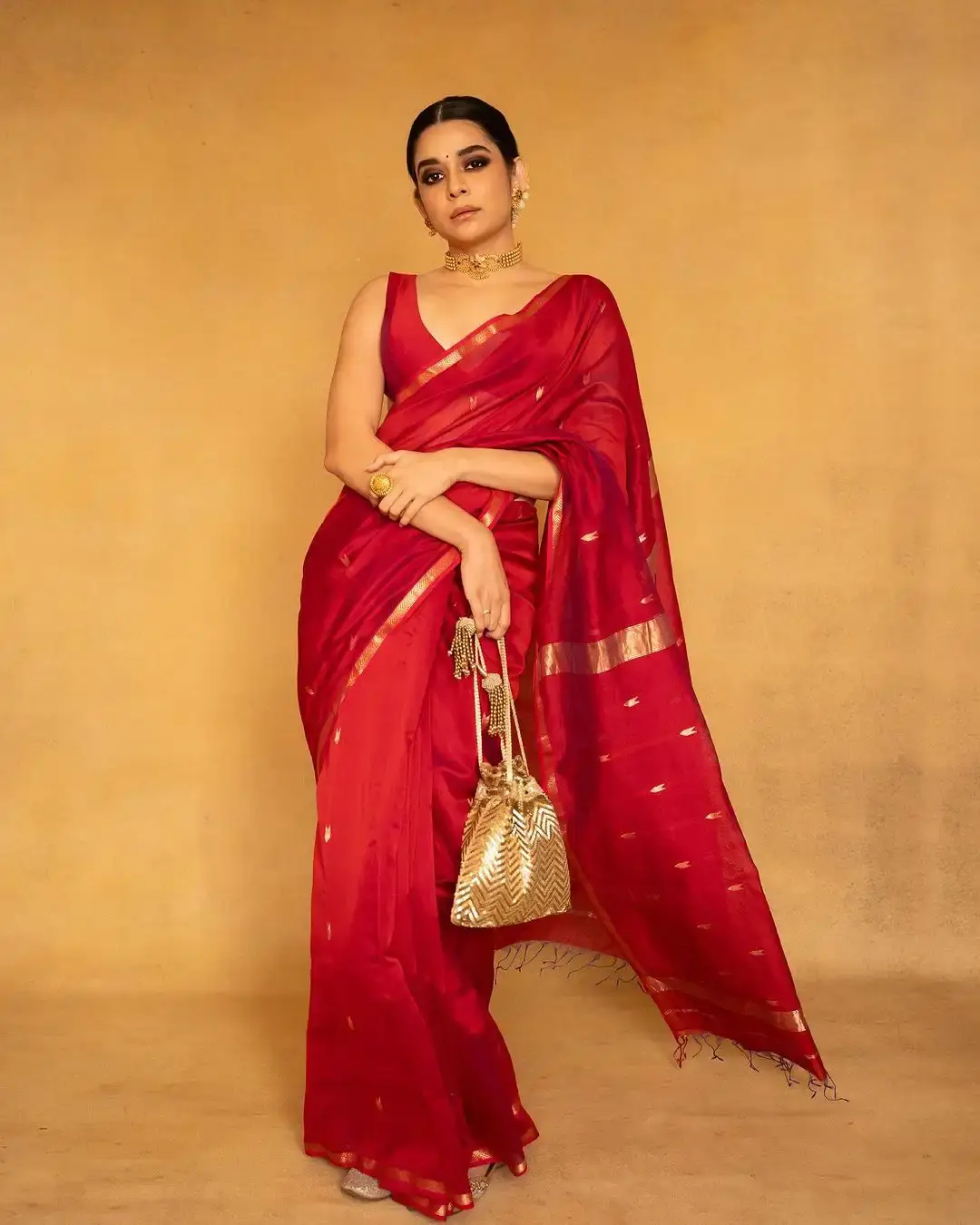INDIAN ACTRESS MITHILA PALKAR IN TRADITIONAL RED COLOR SAREE SLEEVELESS BLOUSE 6